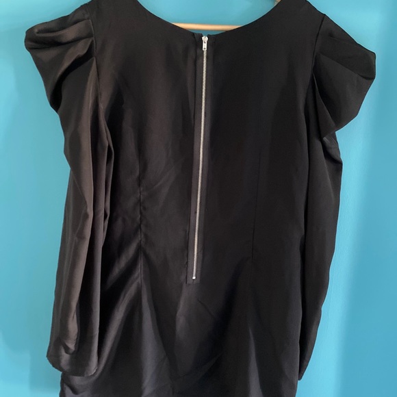 Black pleated shoulder blouse. - Picture 3 of 4